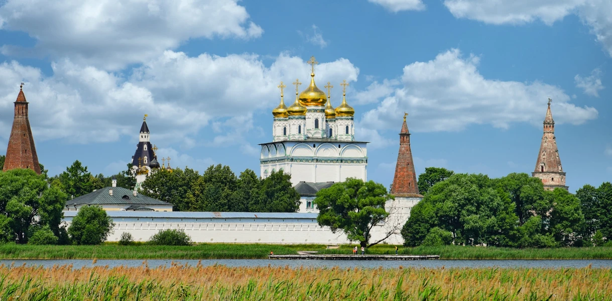 10 самых красивых монастырей Подмосковья