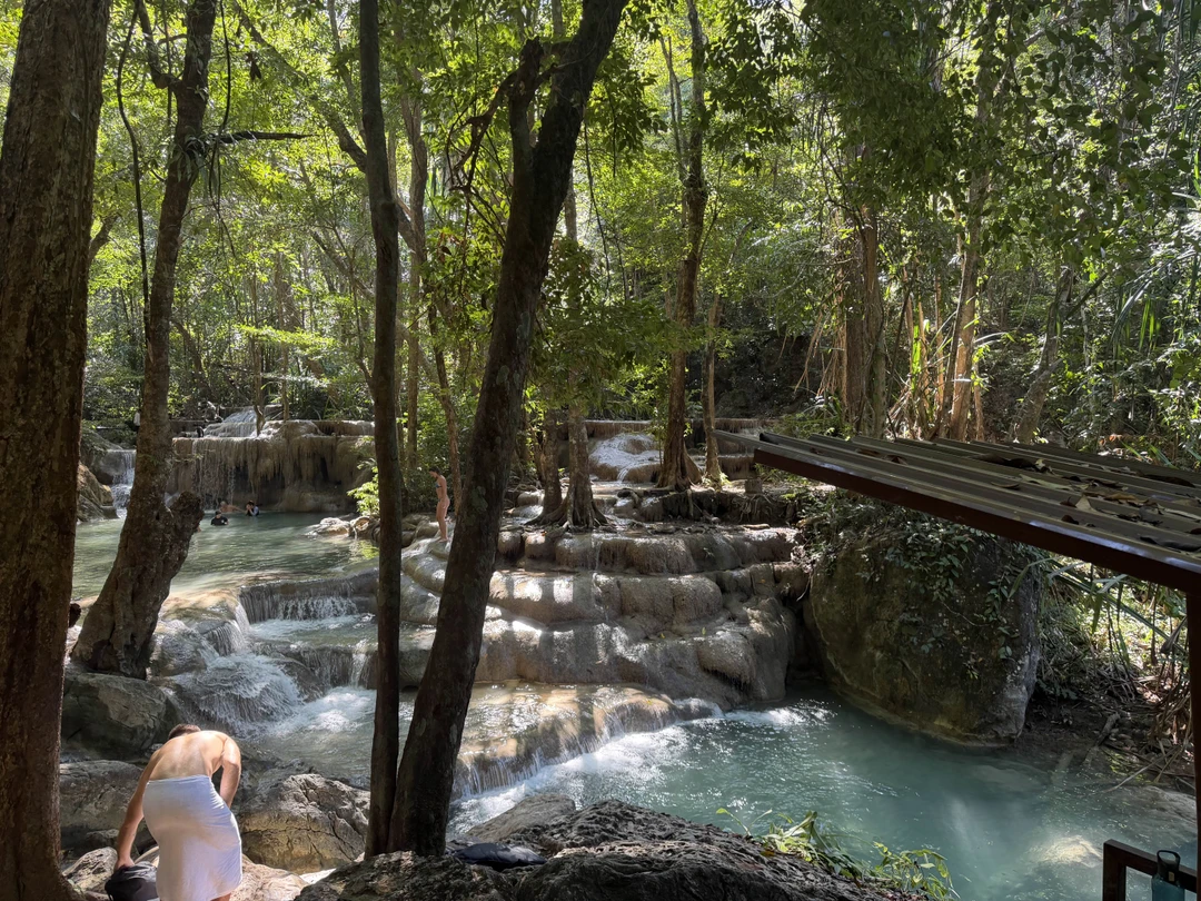 Очень насыщенная программа, красивые водопады в первый день, заселение в невероятно красивый отель у реки (брали
