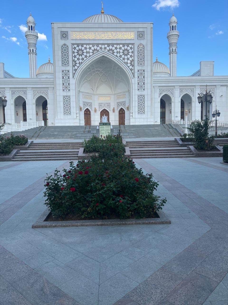 15 августа были на экскурсии в Грозном. Впечатлений много, по пути заезжали в мемориал памяти в