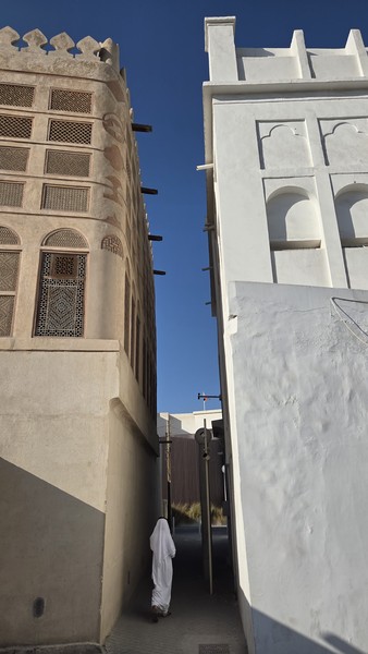 Гид, Гульжан, сразу находит контакт с группой, у нее отличная подача и прекрасное чутье, когда нужно