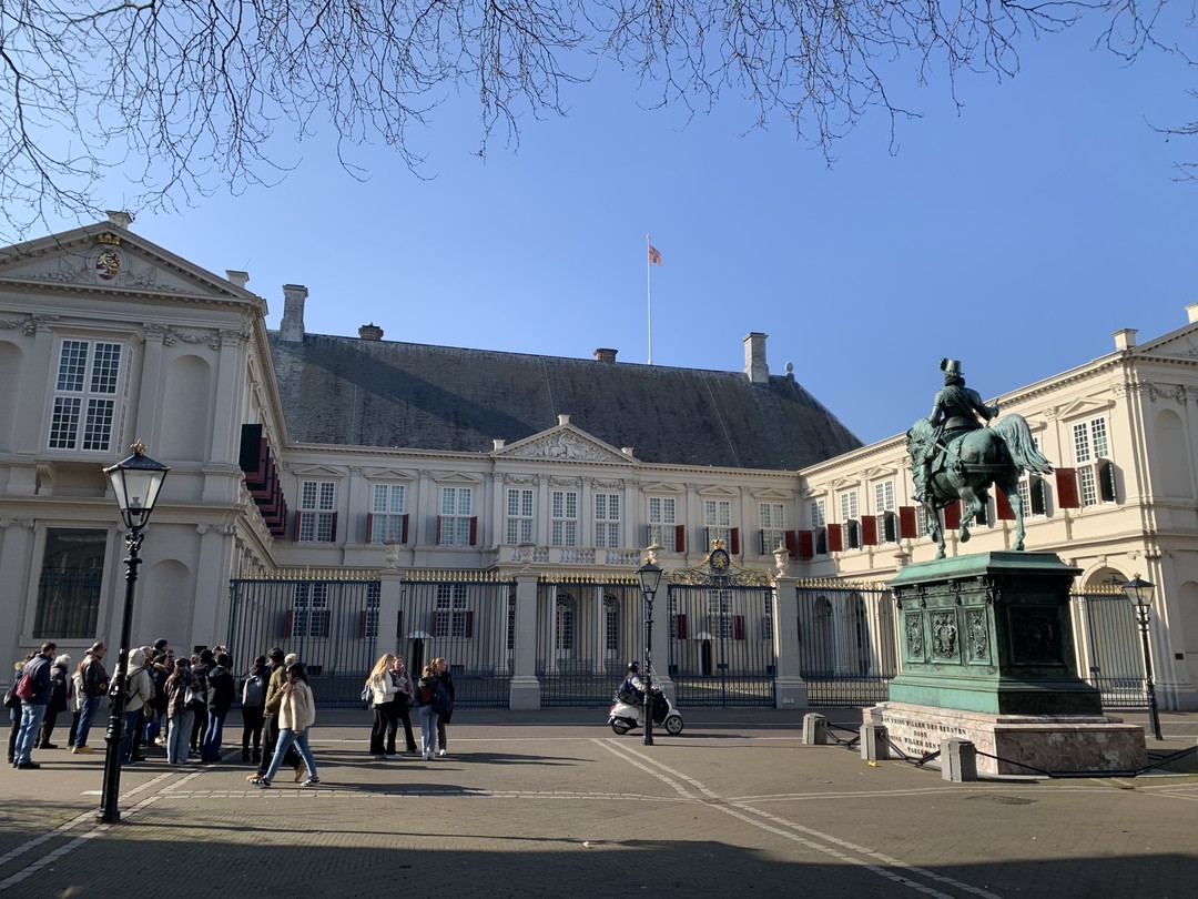 Прекрасный старый очень богатый город, с чудесным сплетением старой и новой архитектуры