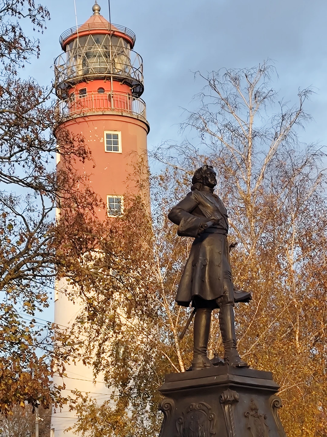 Очень понравилось повествование гида Дениса. Он очень вовлечен в свой рассказ и полностью погружает в него всех присутствующих