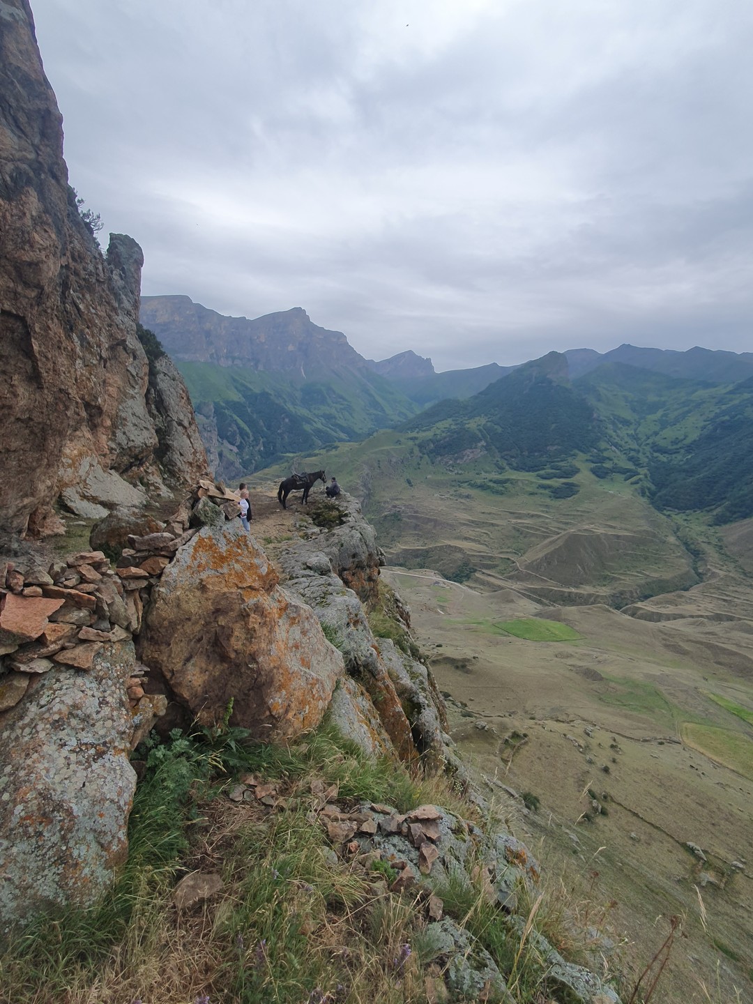 Экскурсия доставила море впечатлений! За целый день столько мест посетили и обьездили. Водитель-гид Сергей забрал из