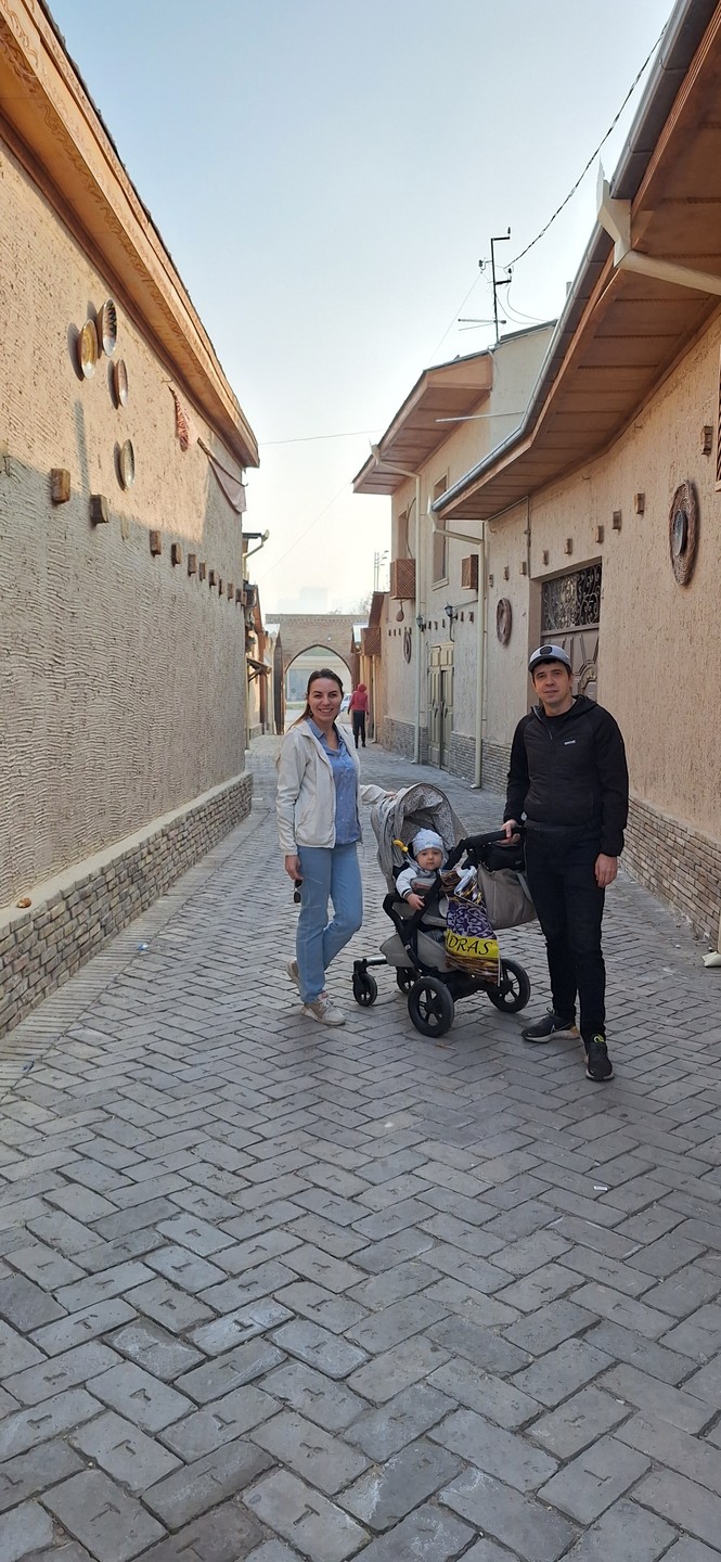 Мы поучаствовали в прогулке-впечатлении! Гуляли с Евгением по Ташкенту, были вдвоём с мужем и с малышом