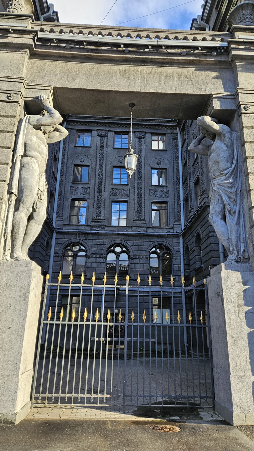 Отличная длинная прогулка по Петербургу. Андрей провёл по ключевым локациям города и рассказал немало интересных историй. Всё было здорово