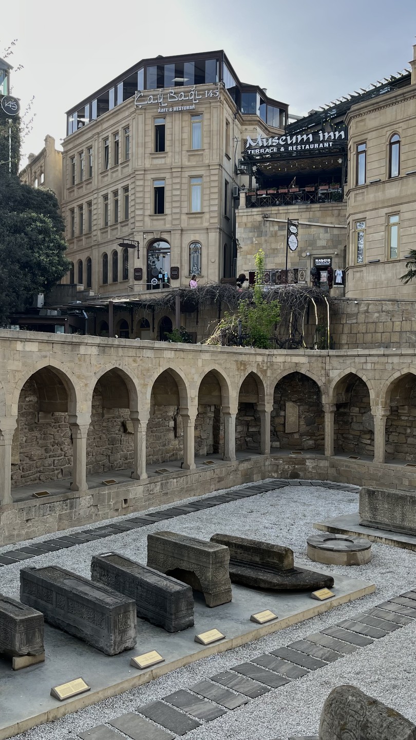 Бакинский Санторини, крепость Рамана, гора Янардаг и храм огня (Суетова)