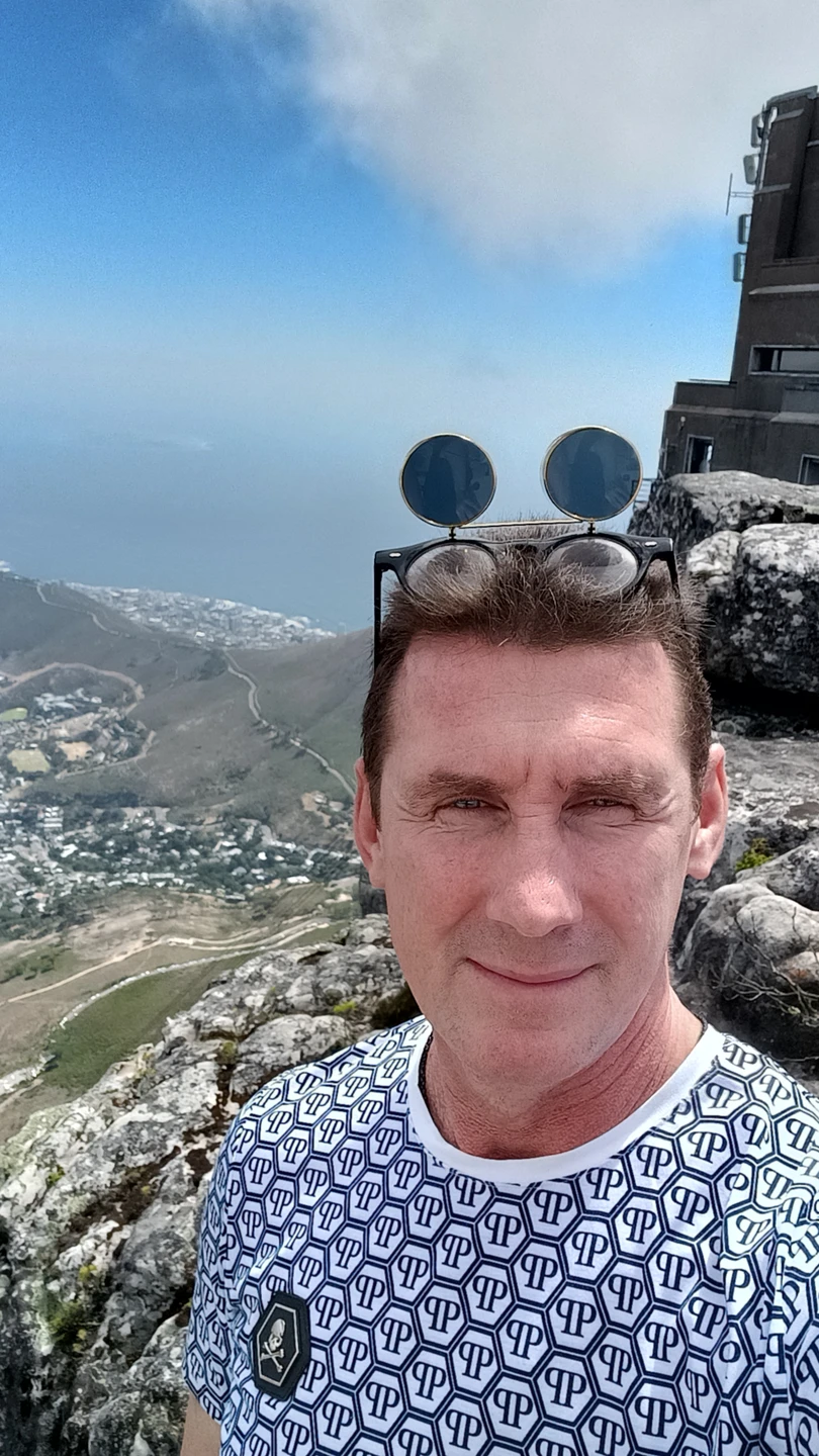 Открытый человек и прекрасный специалист своего организационного дела. Все объяснил. Показал. Подвез к обменному пункту, где