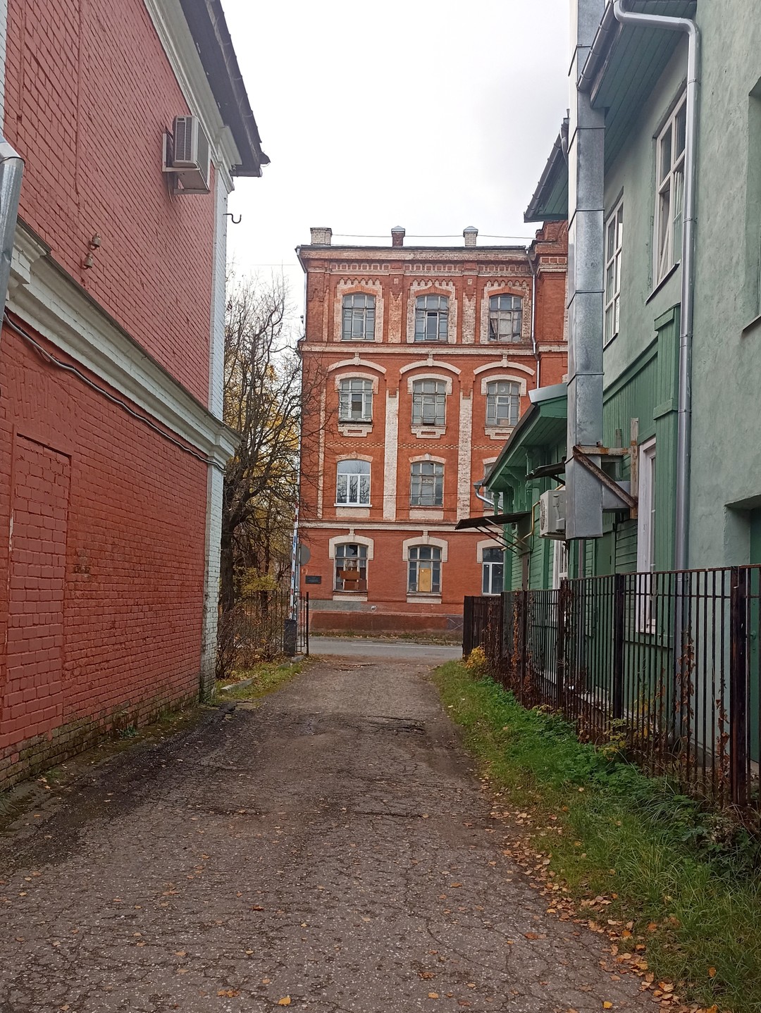 Морозовский городок сам по себе очень атмосферный, а с аудиогидом эта атмосфера усиливается стократно! Это мой