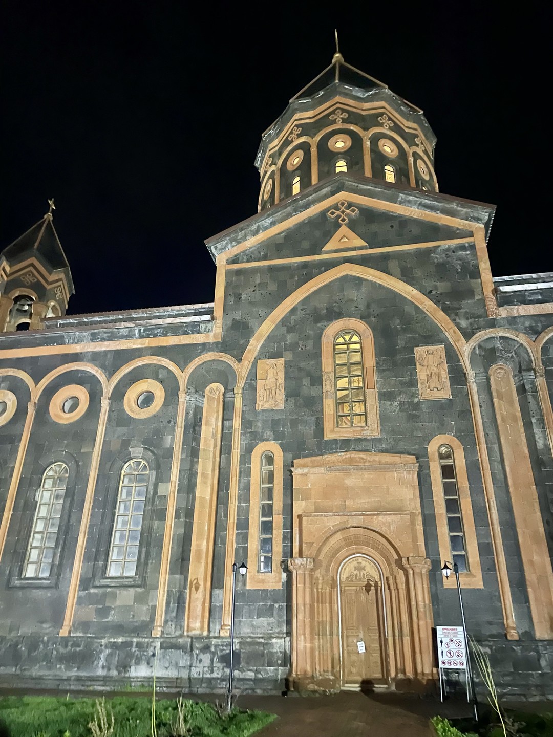 Арам джан провёл прекрасную экскурсию с историей о старинных зданиях, церквях, культуре, религии, материалах и об
