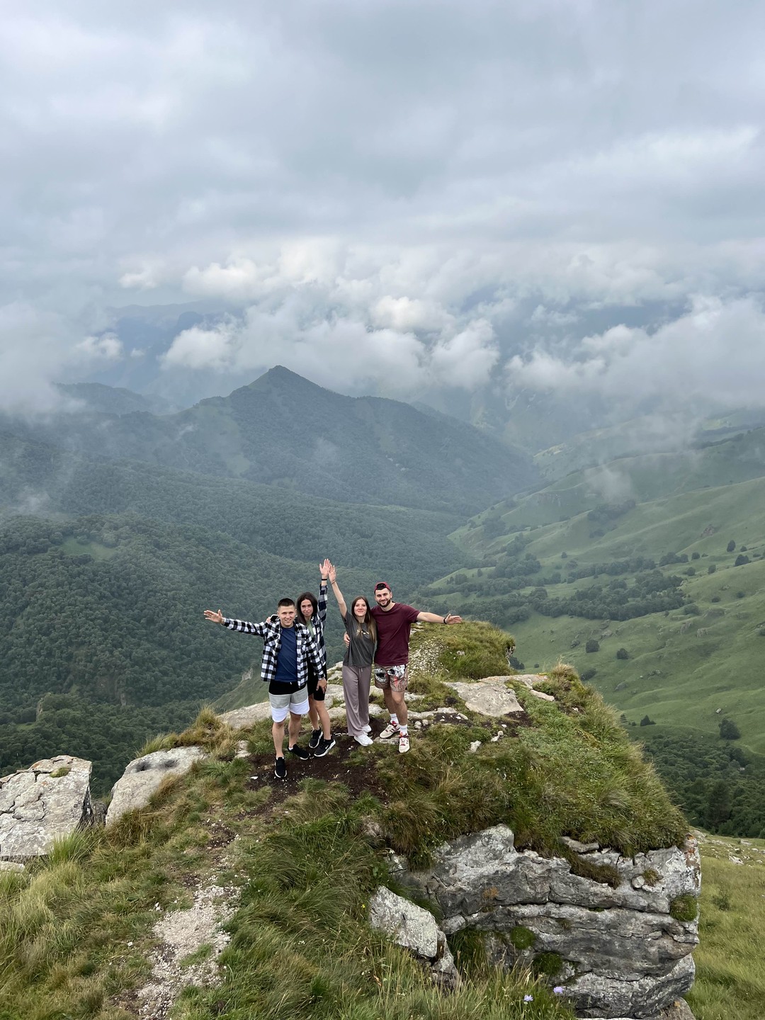 Экскурсия невероятная! У нас на замену был гид Денис. Всё было замечательно! Локации головокружительной красоты, Денис