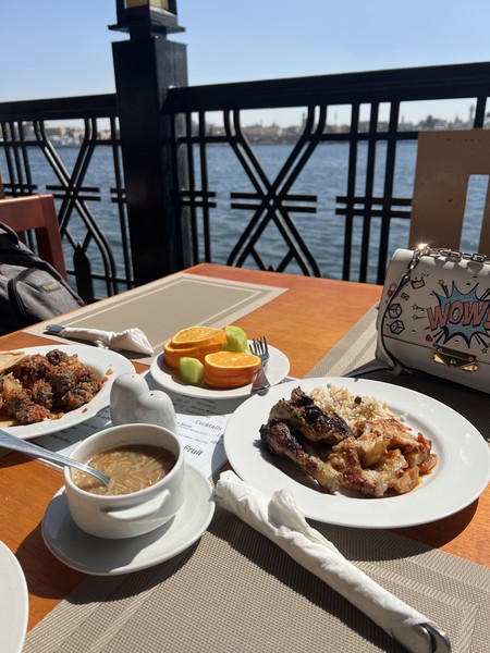 выбрали индивидуальную экскурсию в Луксор с Ахмедом и остались очень довольны. Комфортный трансфер и внимательный водитель