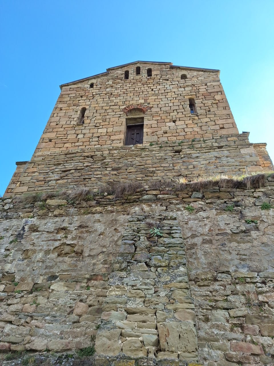 15 октября 2025г. мы едем на Домбай. Наш водитель, он же гид, Василий. По дороге к