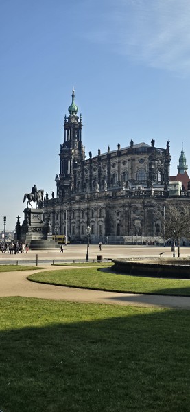 Евгений потрясающий ГИД. знающий историю Праги и Дрездена со всеми датами и правителями. наша семья была