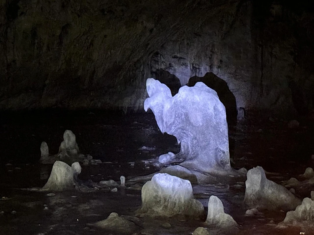 Хочу написать об экскурсии "Аскинская ледяная пещера и Абзановский водопад". Это было путешествие в красоту не