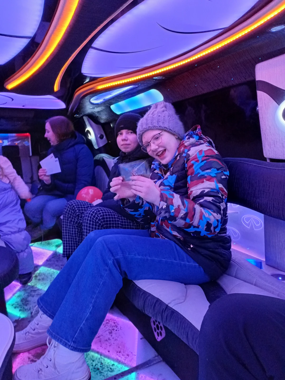 Лучше подбирать водителей,чтобы не огрызались и прислушивались к гиду. А так все замечательно