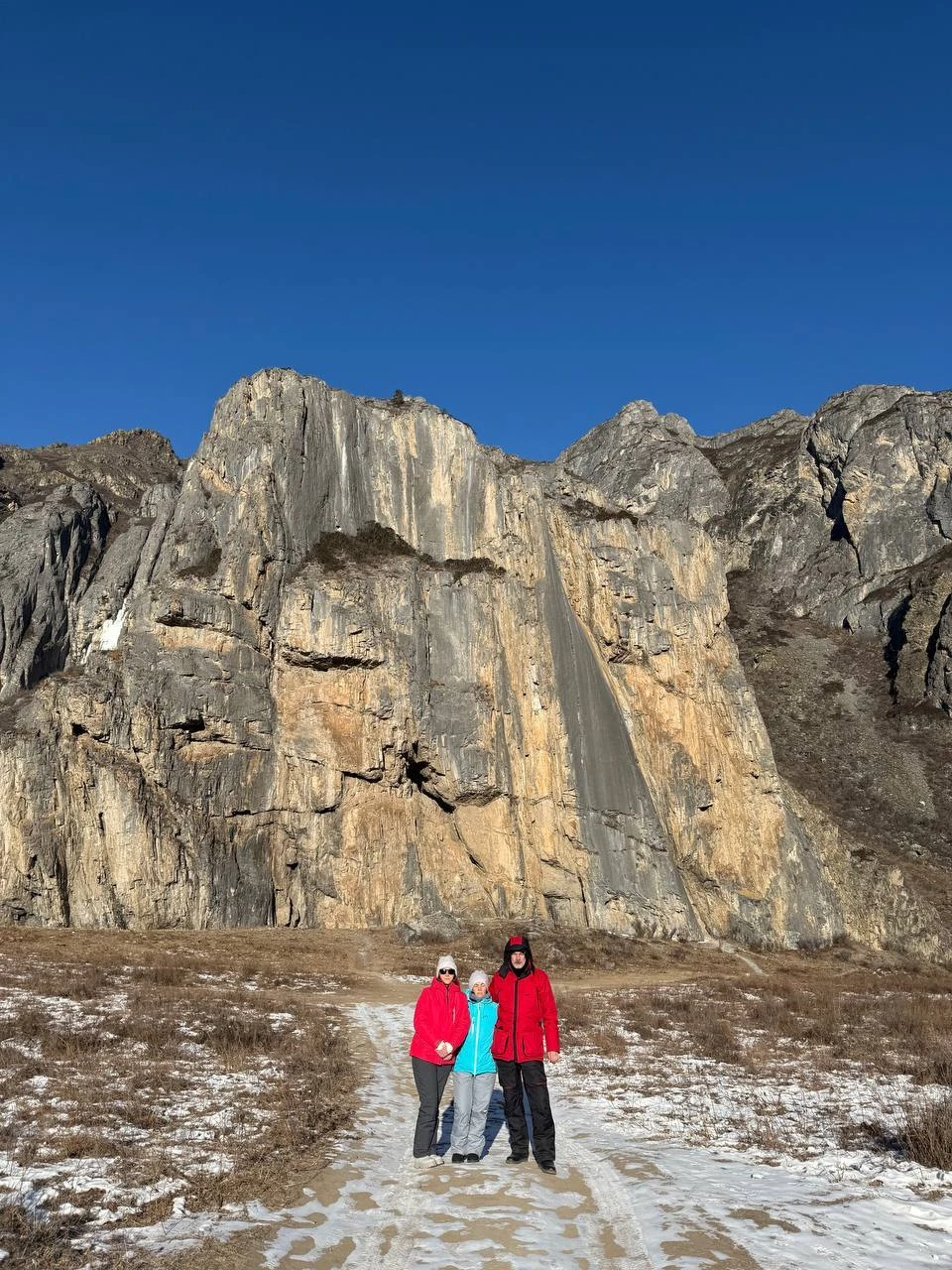 Слава (Вячеслав) отлично знает локации, лучшие виды и смотровые площадки, подьезды, инфраструктуру Горного Алтая. Чувствуется, что