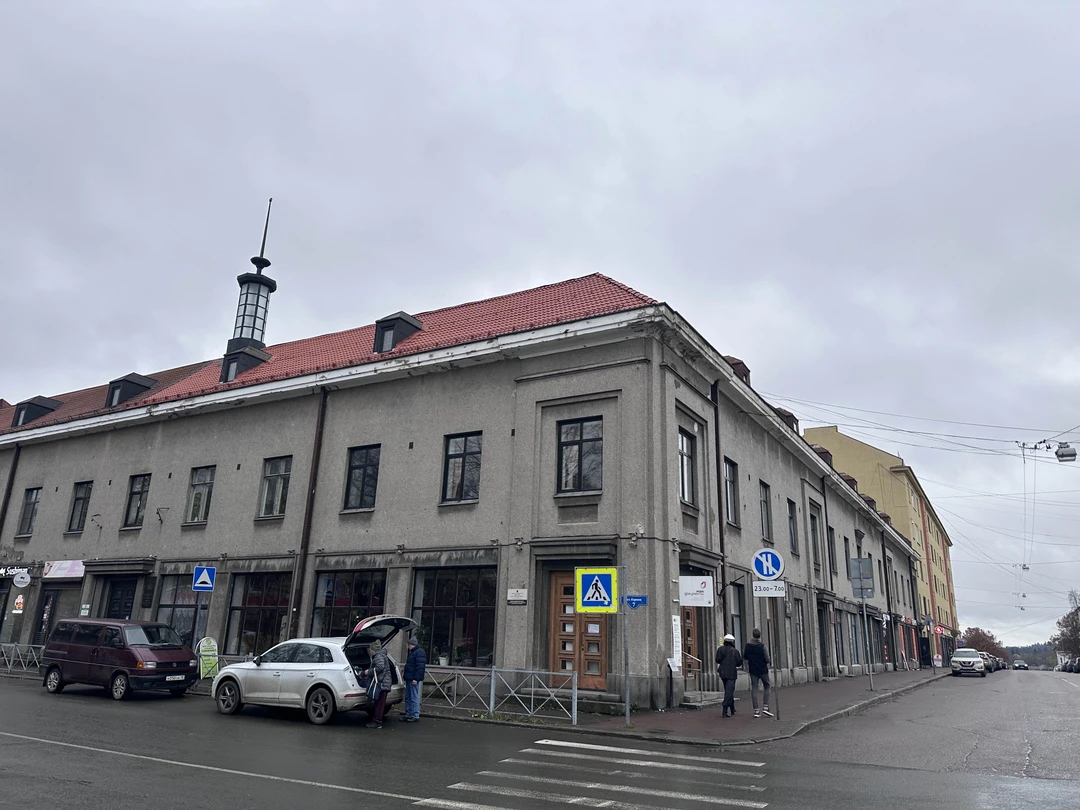 Вера, удивительный человек, который всей душой любит свой город. Очень понравилась экскурсия, всем рекомендую)))