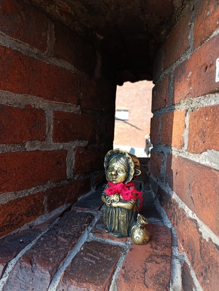 удивительная экскурсия, ездили по всему городу в поисках хомлинов и между делом знакомились с историей города