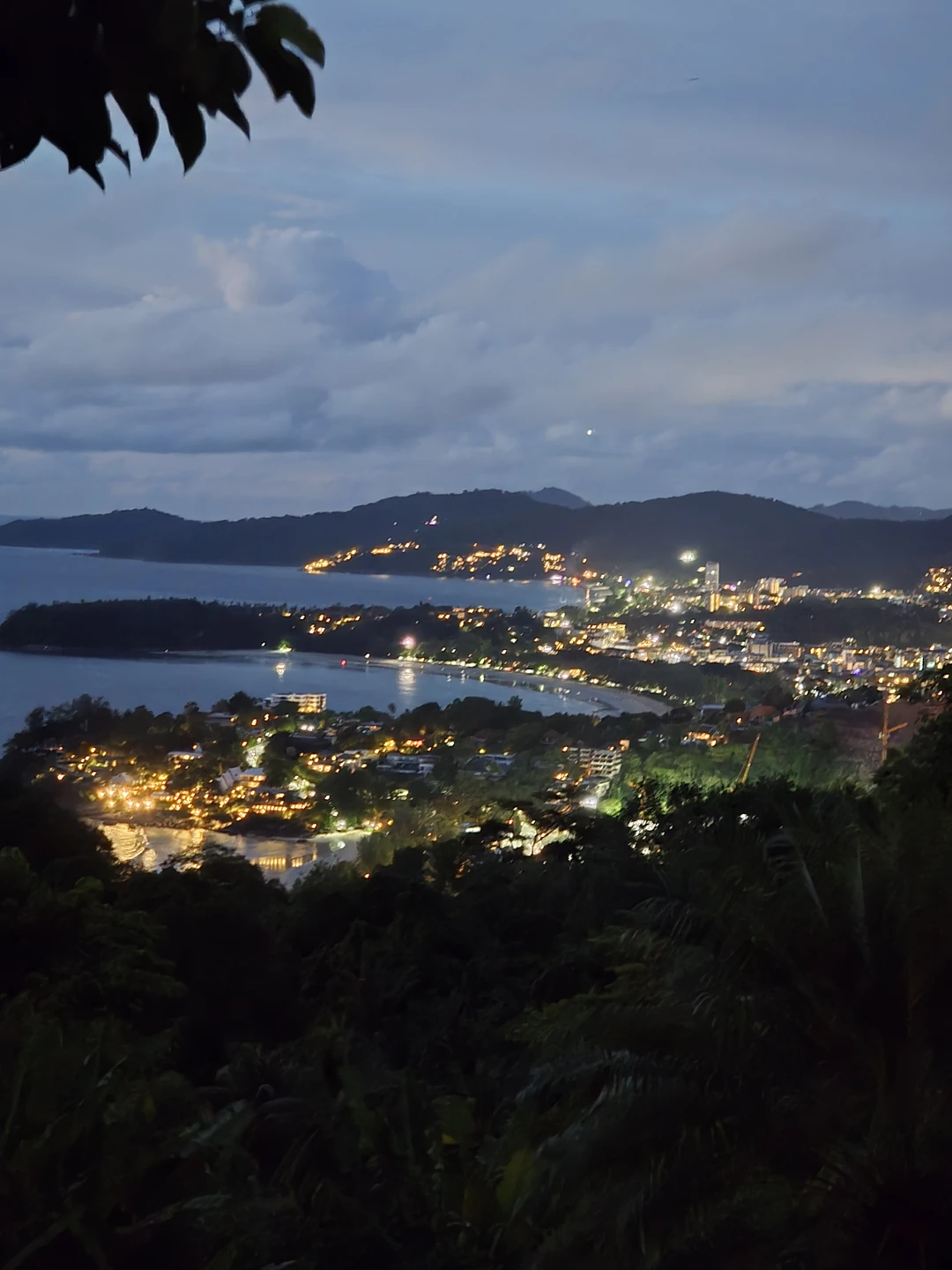 Отличная экскурсия, рекомендую Дмитрия! Очень интересно все рассказал, живет на Пхукете более 10 лет