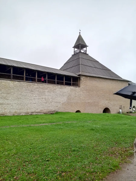 Экскурсия очень интересная и разная. Обе части вызывают разные эмоции. Очень советую к посещению