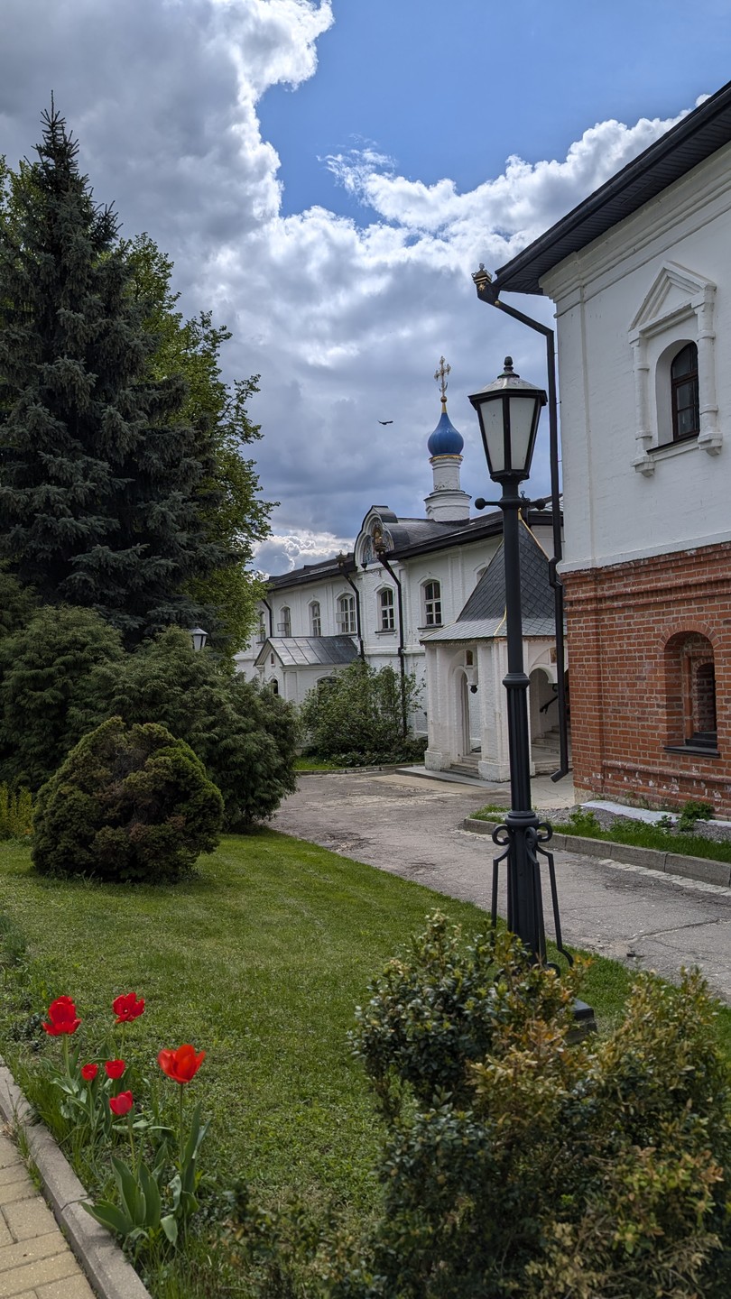 Экскурсию проводила прекрасный экскурсовод Людмила. Историк и поэтесса