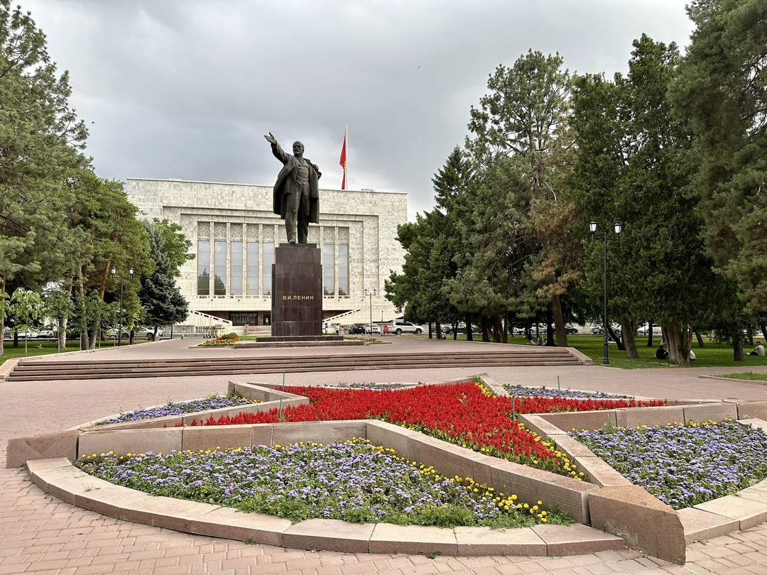 Экскурсию для нас провел молодой гид Актан. Влюбленный в свой город, экскурсовод сумел передать свои чувства