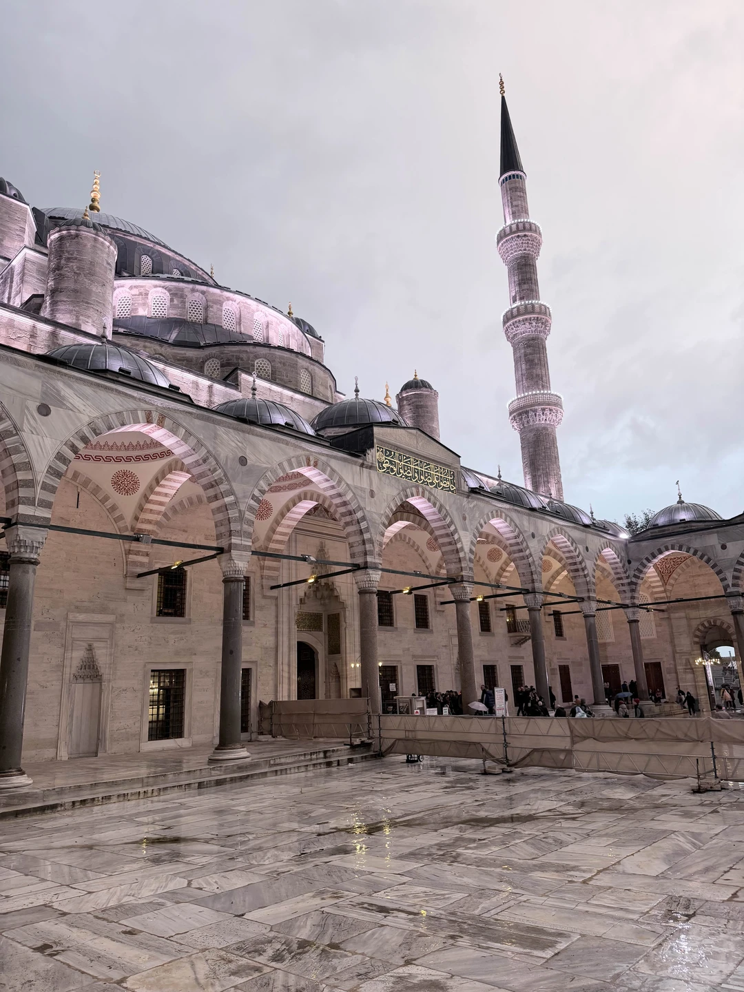 Огромное спасибо нашему гиду, три часа пролетели незаметно. Это была очень интересная экскурсия, однозначно рекомендую!