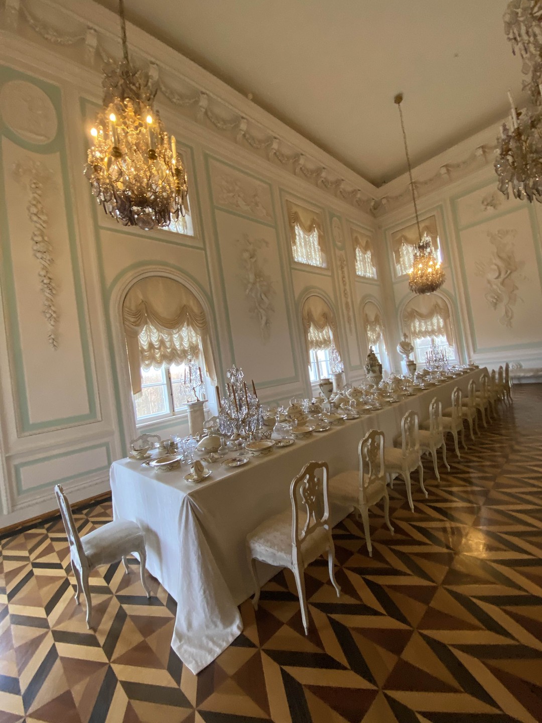 Восхитительно! Отличный гид, доброжелательная и заботливая. Очень много узнали по дороге до Петергофа.