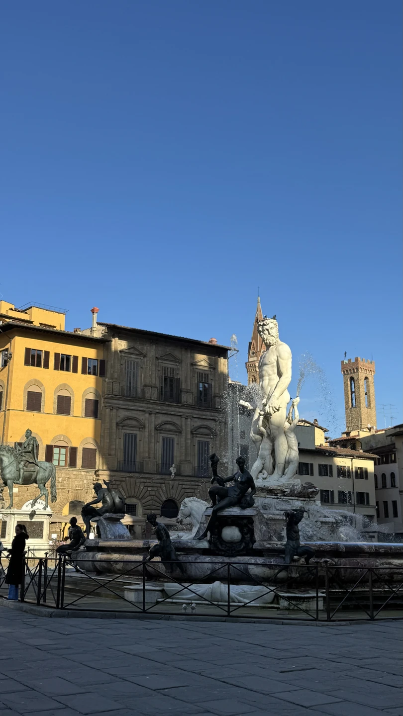 Саша невероятный эрудит, знаток и любитель Флоренции. Экскурсия нам очень понравилась. Было много деталей, истории, имен