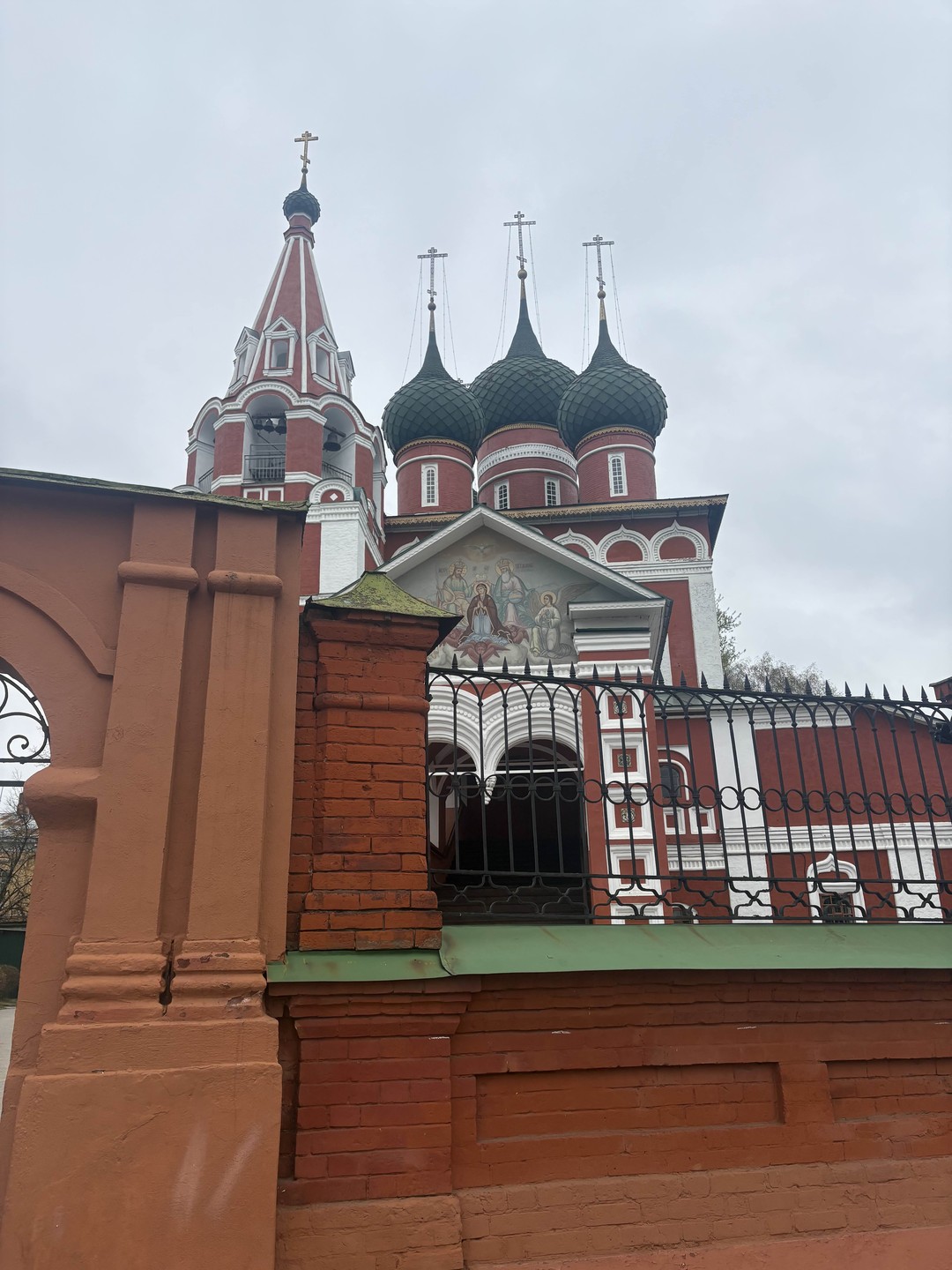 Отличный гид, живое общение. Было интересно и познавательно. Хороший маршрут- увидели все главное