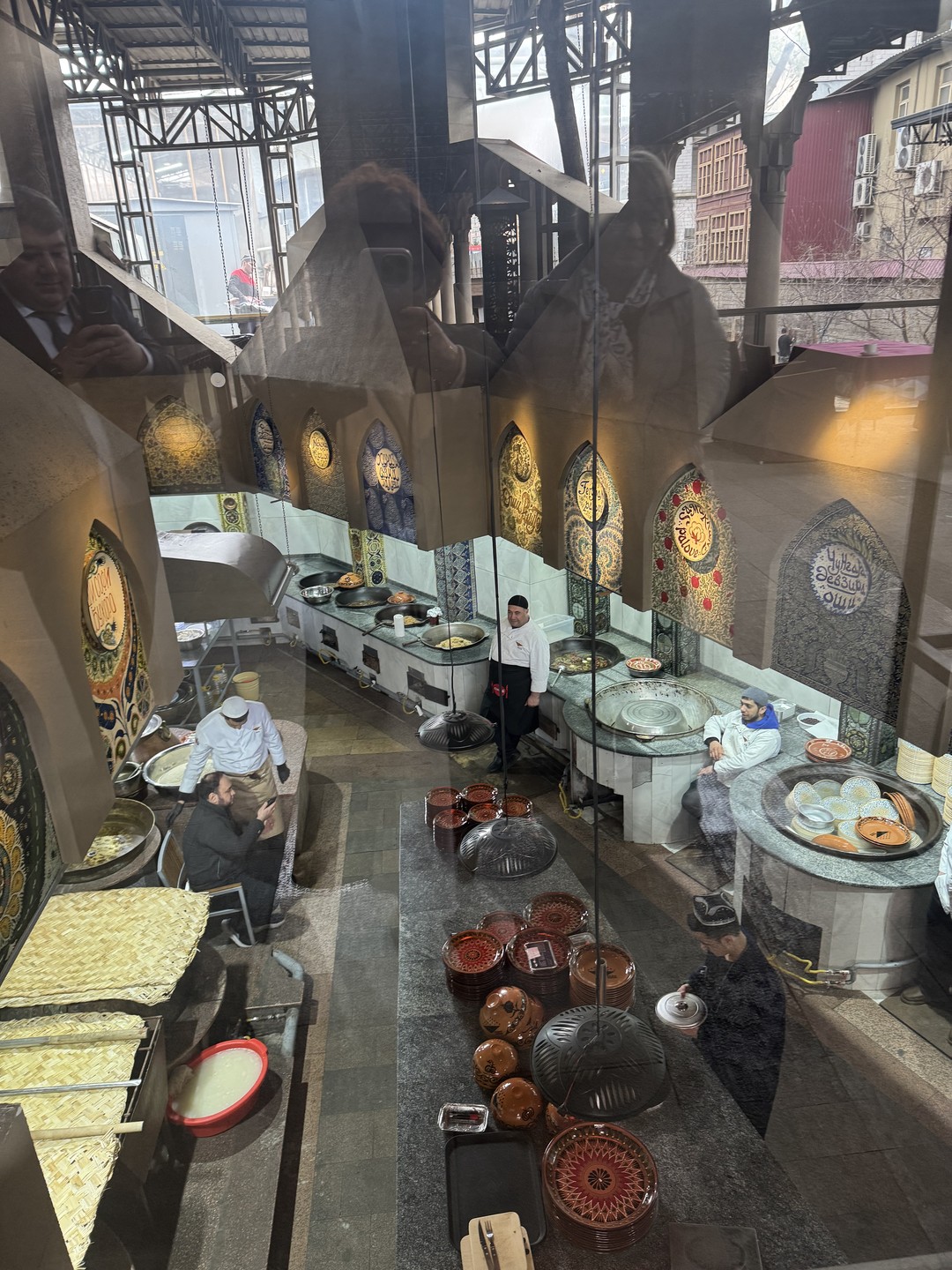 Жахонгир прирожденный рассказчик, с чувством юмора, внимательный собеседник! По программе мы отклонились в гастрономические удовольствия, что