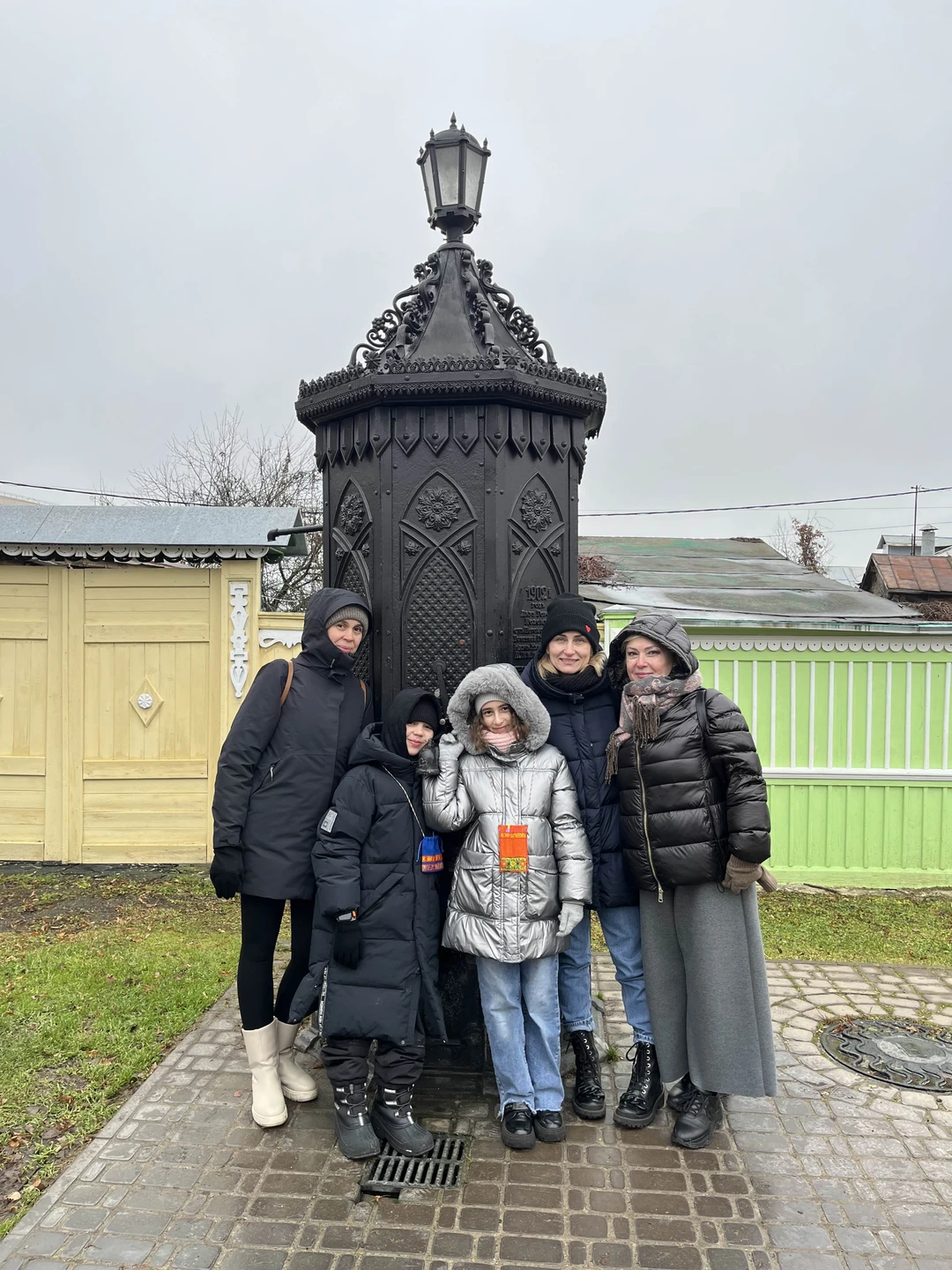 Экскурсию вела Екатерина. У нас было 2 детей 9 лет, которых трудно заинтересовать чем-то, дети в