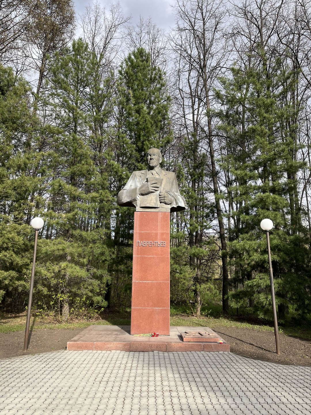 Как здорово, что именно с Любой мы познакомились с Академгородком. Помимо того, что Люба оказалась прекрасным