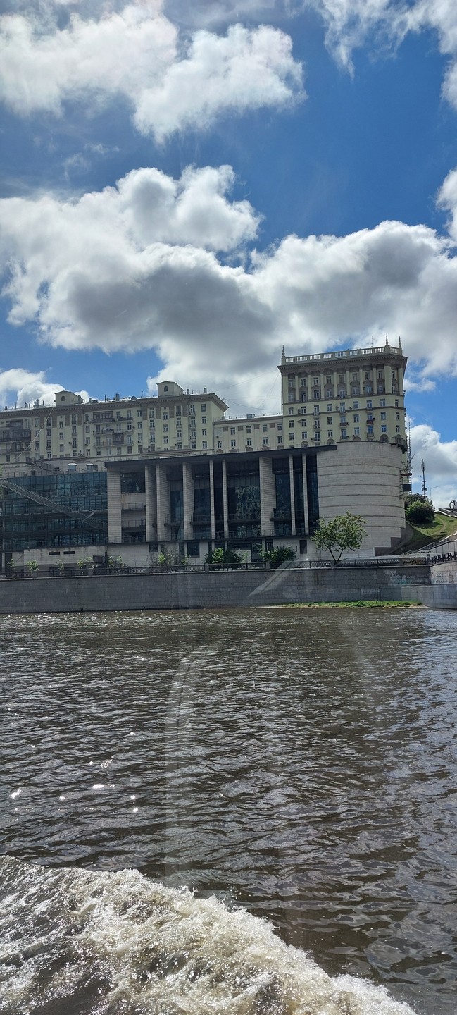Ольга великолепный рассказчик. Путешествие на электросклне под ее расскащ прошло очень интересно и познавательно. Были озвучены