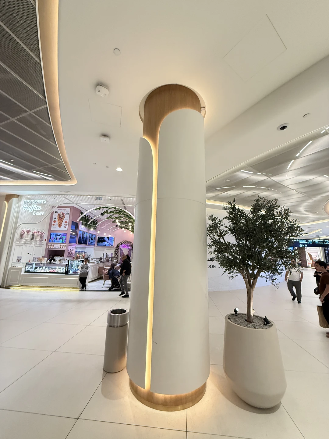 Были с семьей первый раз в ОАЭ проездом. По предварительной договоренности договорились, что нас встретят в