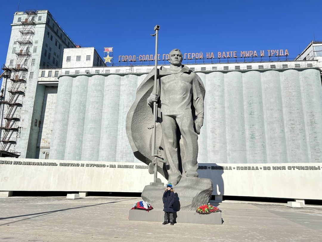 Волгоградский элеватор, Мамаев курган и остров Людникова (Мария)