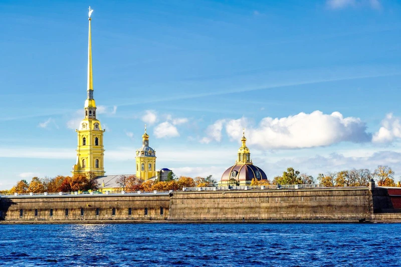 На автобусе - по Петербургу, пешком - по Петропавловской крепости (осмотр снаружи)