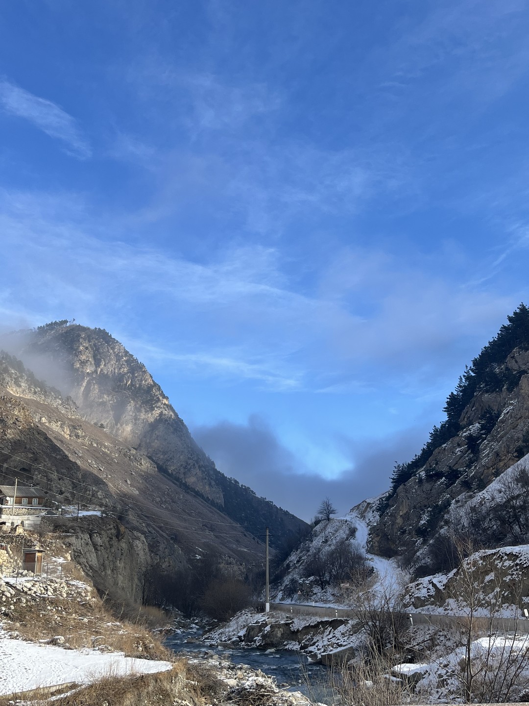 Ездили в Осетию с экскурсоводом Николаем, забрал нас вовремя, пока ехали забирать других участников, он рассказывал