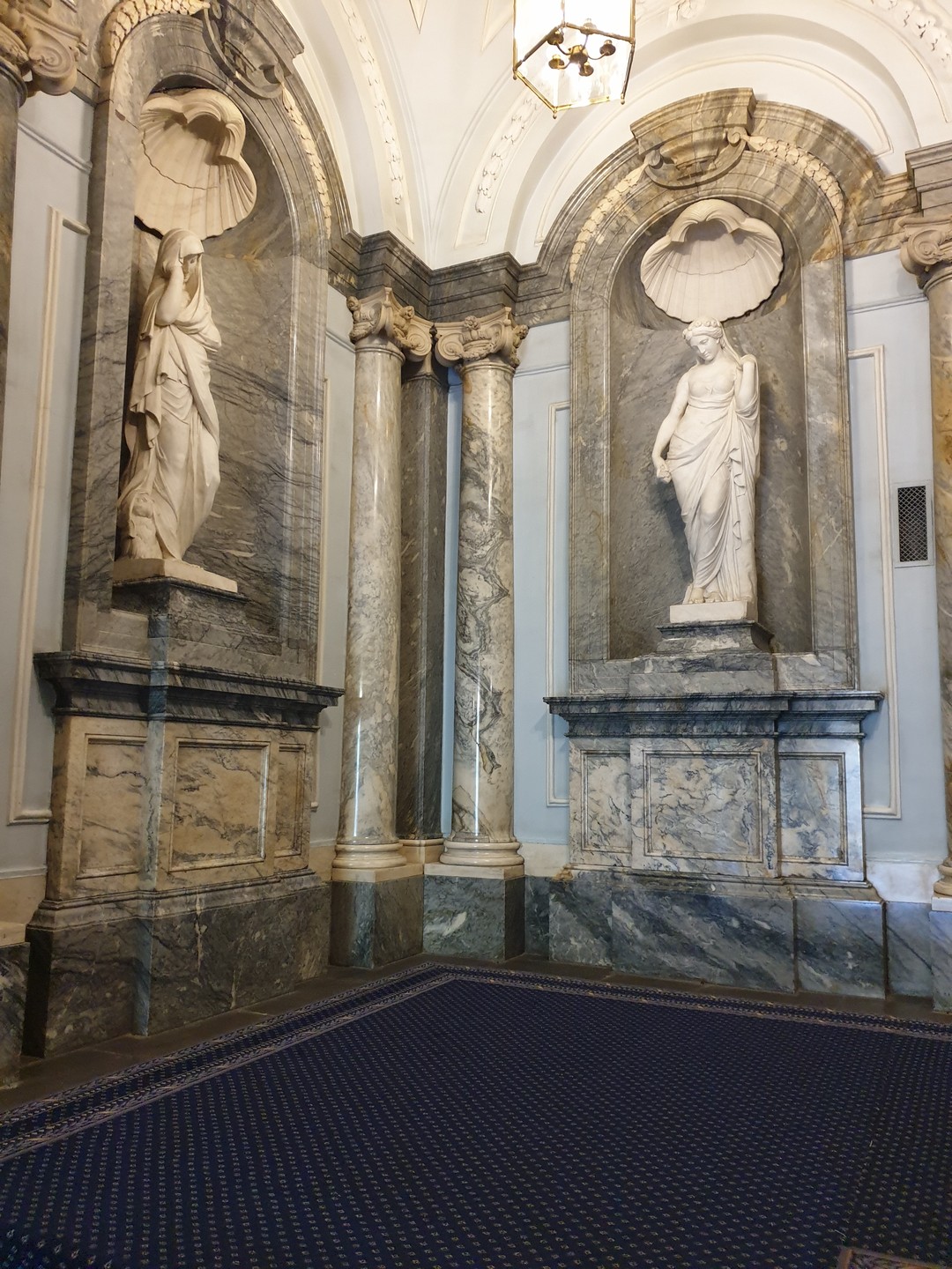 Сразу хочу пояснить за что я поставила на одну звезду меньше. Представители агенства анонсируют показ парадных