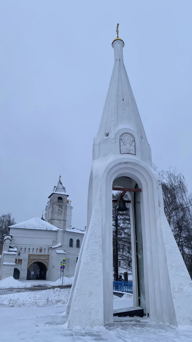 Посетила на днях экскурсию по Ярославлю. Я здесь впервые, поэтому всё «с чистого листа». Экскурсовод Полина