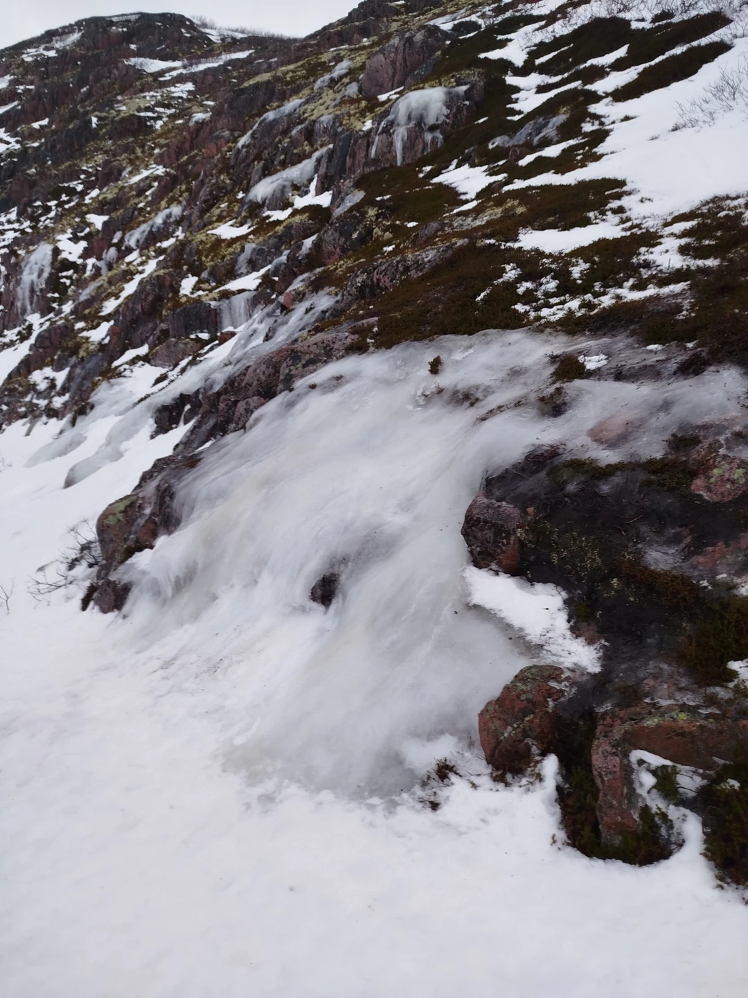 Нашим экскурсоводом был Сергей. Эрудирован, с хорошим чувством юмора и просто красавчик! Комфортная, большая машина, что
