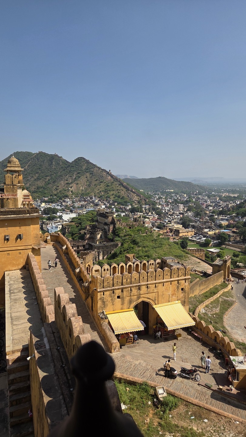 Маниш отличный гид. Посетили все значимые места в Джайпуре. И даже те, которые не попадают в