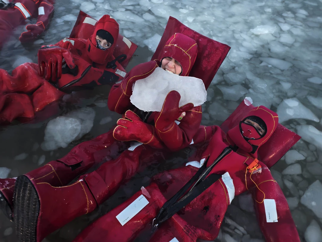 Это забавное и интересное мероприятие))) да, мы «купались» совсем у берега, но это очень странные ощущения)))