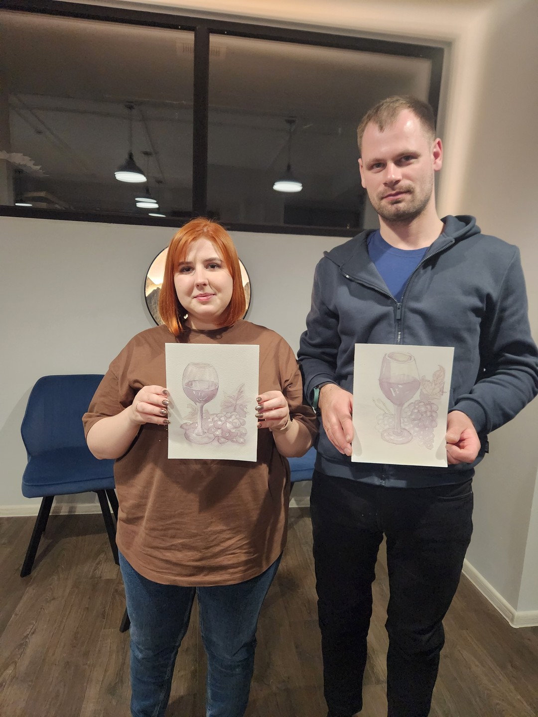 Очень понравилось рисовать вином, опыт очень необычный, атмосфера уютная, рассказали истории рисования вином, помимо рисования наслаждались
