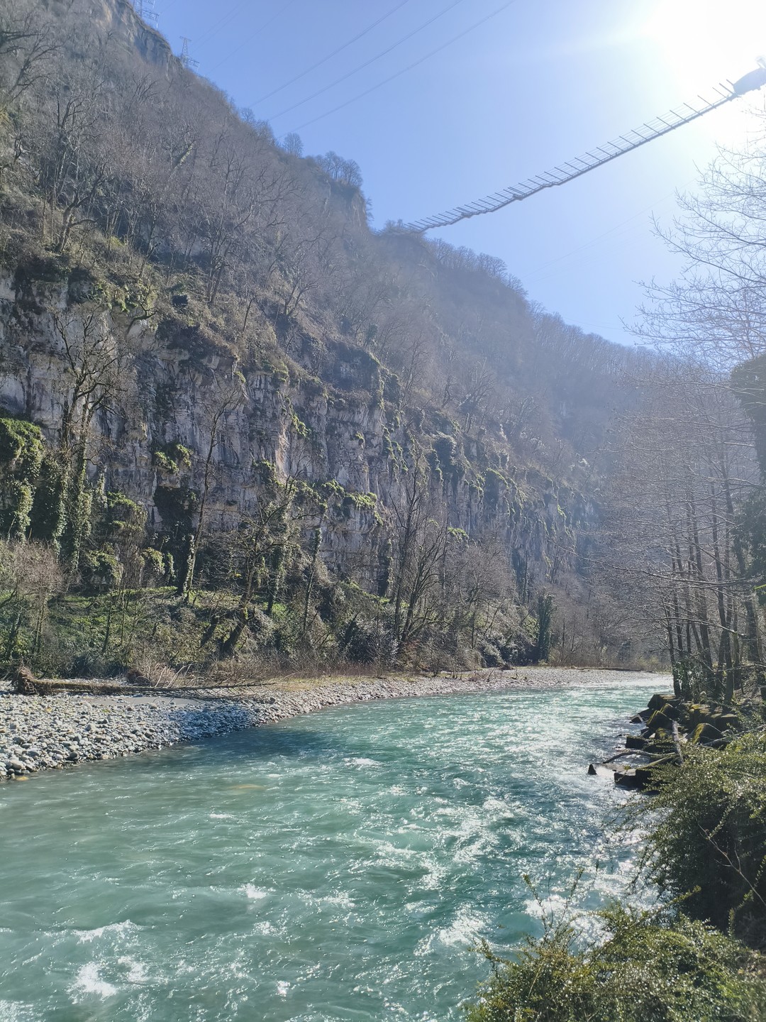 В целом все хорошо. Обед дороговат. Большинство из того что продают на экскурсии на пасеке, продается