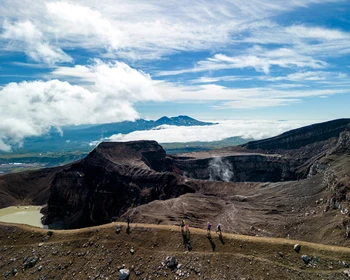 Вулкан Горелый, лавовые поля и горячие источники
