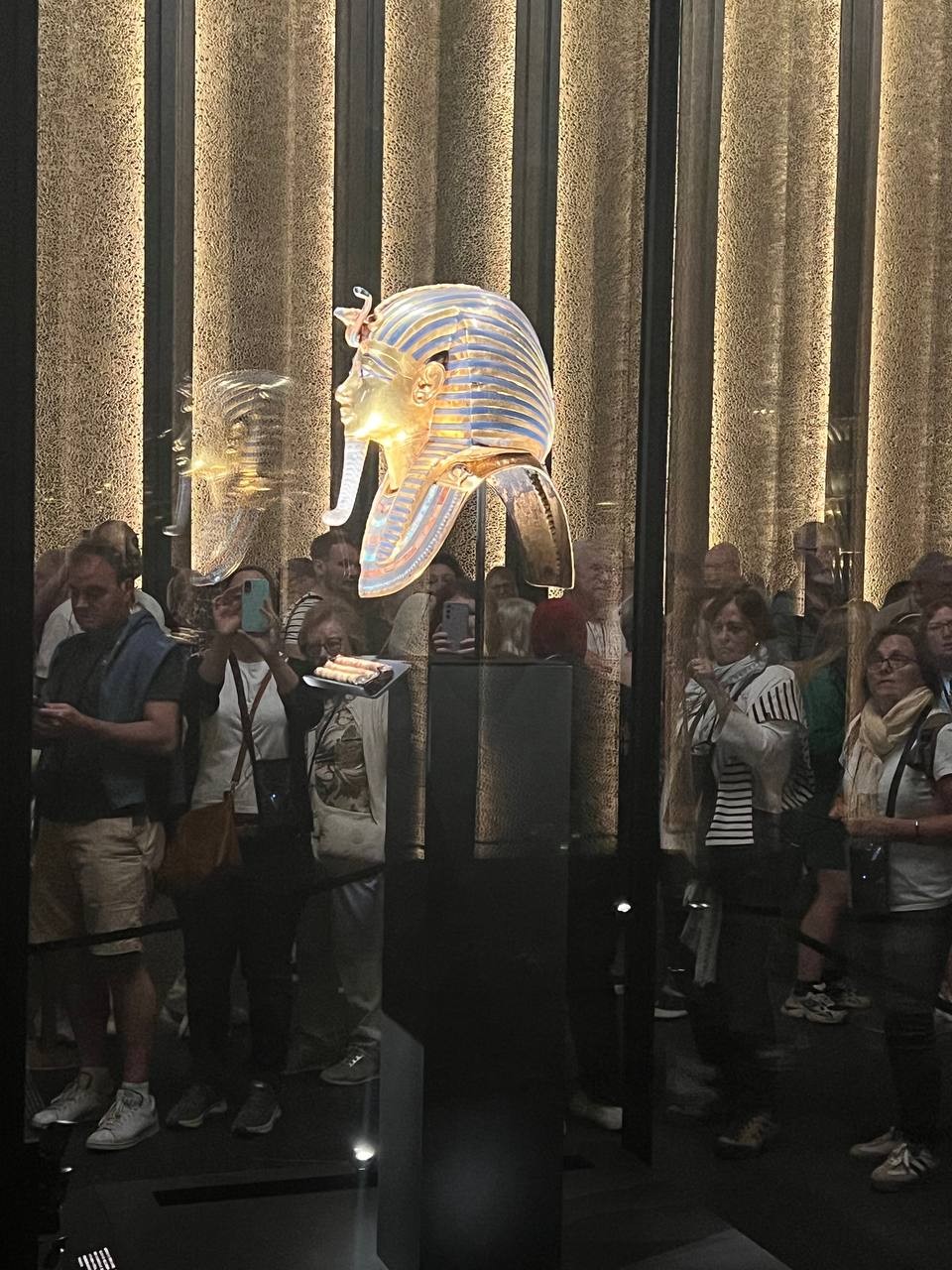 Хочу поблагодарить Махмуда за организацию нашей замечательной экскурсии. Он профессионально провёл нас по музею и пирамидам