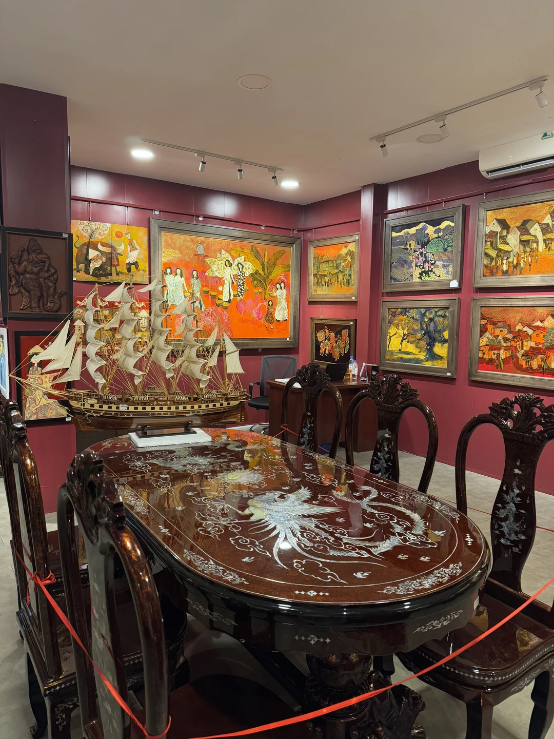 У нас было всего два дня в Хошимине, хотели познакомиться с главными достопримечательностями города. Ирина достаточно