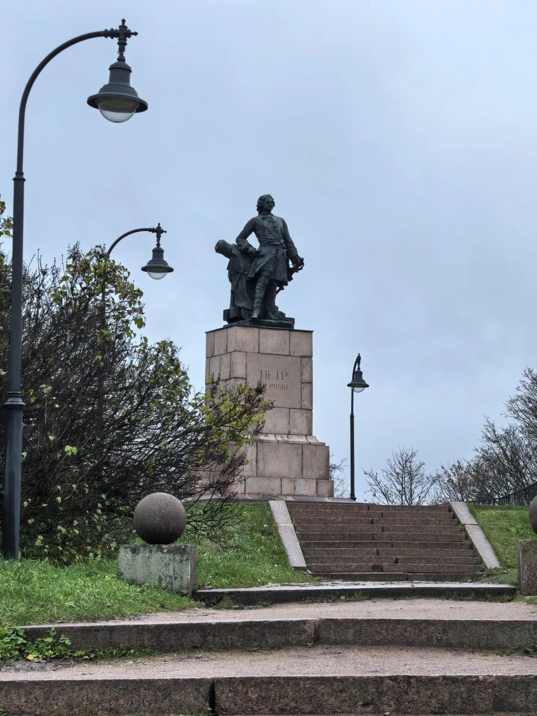 Благодарим экскурсовода Владимира за интересную и позновательную экскурсию по Выборгу. Рассказ о городе, исторических местах, о