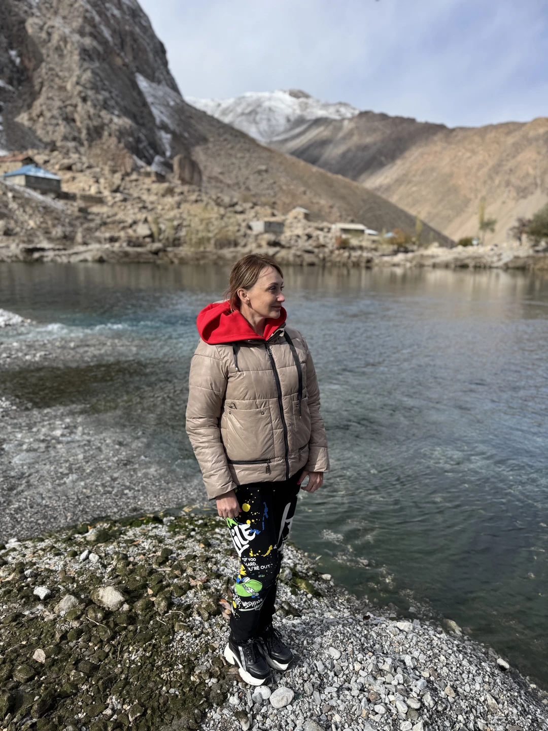 С экскурсией нам очень повезло. Именно в этот день выпал снег в горах. И мы увидели